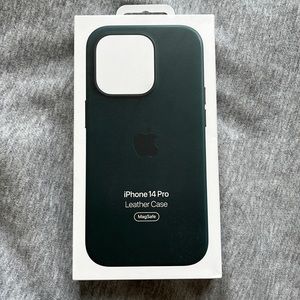 Apple iPhone 14 pro Leather Case with Magsafe forest Green brand new